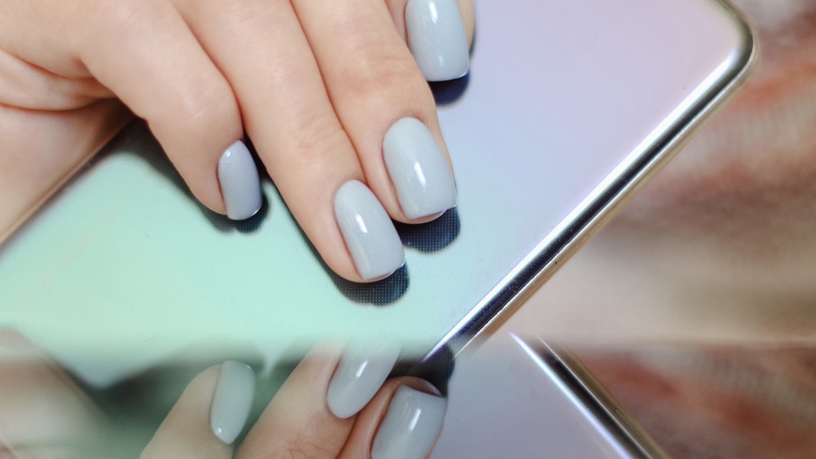 The Perfect Manicure for Your Prom Dress Desktop Image